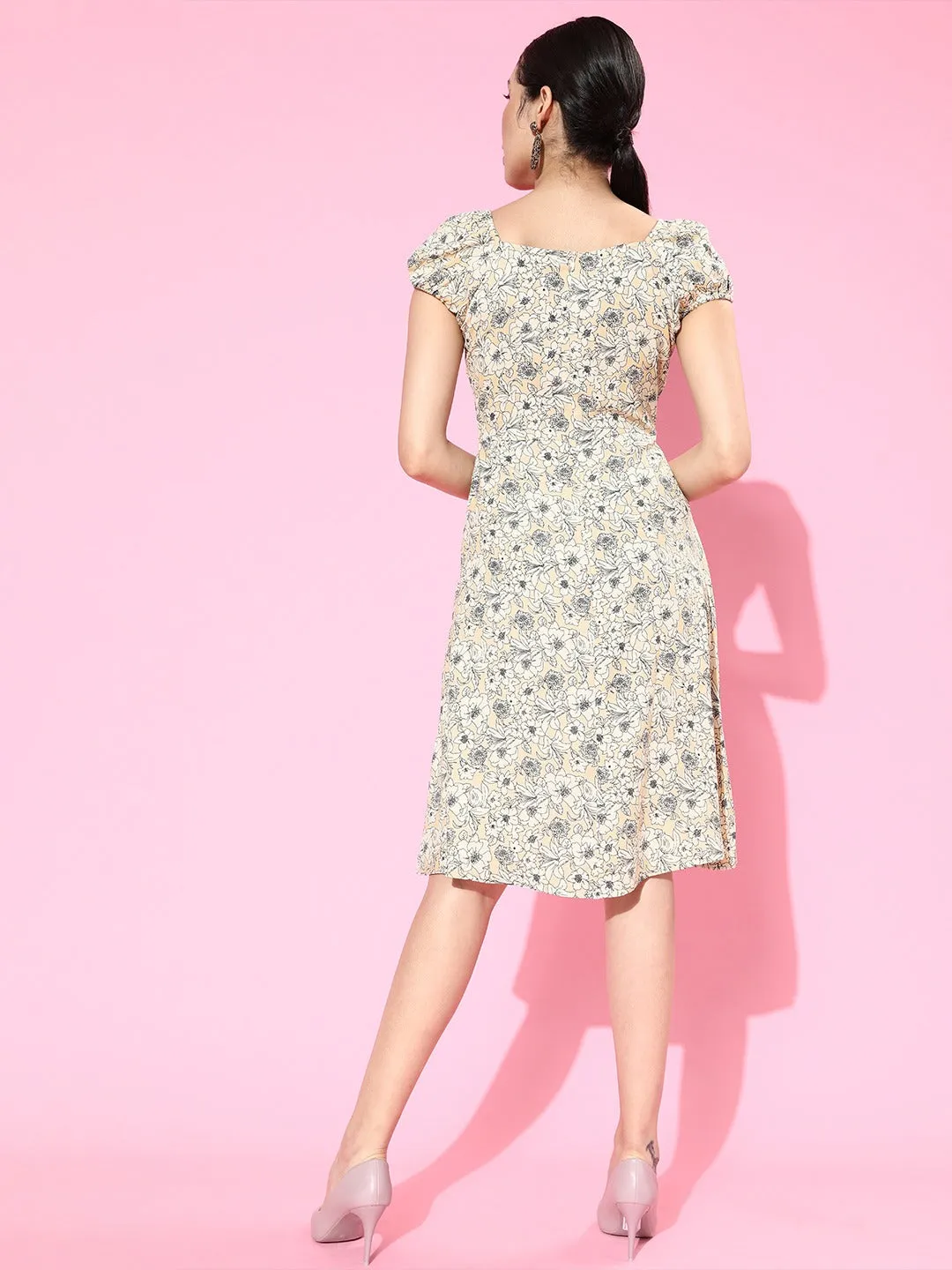 Berrylush Women Beige Ditsy Floral Printed Tie-Up Sweetheart Neck Ruched A-Line Midi Dress