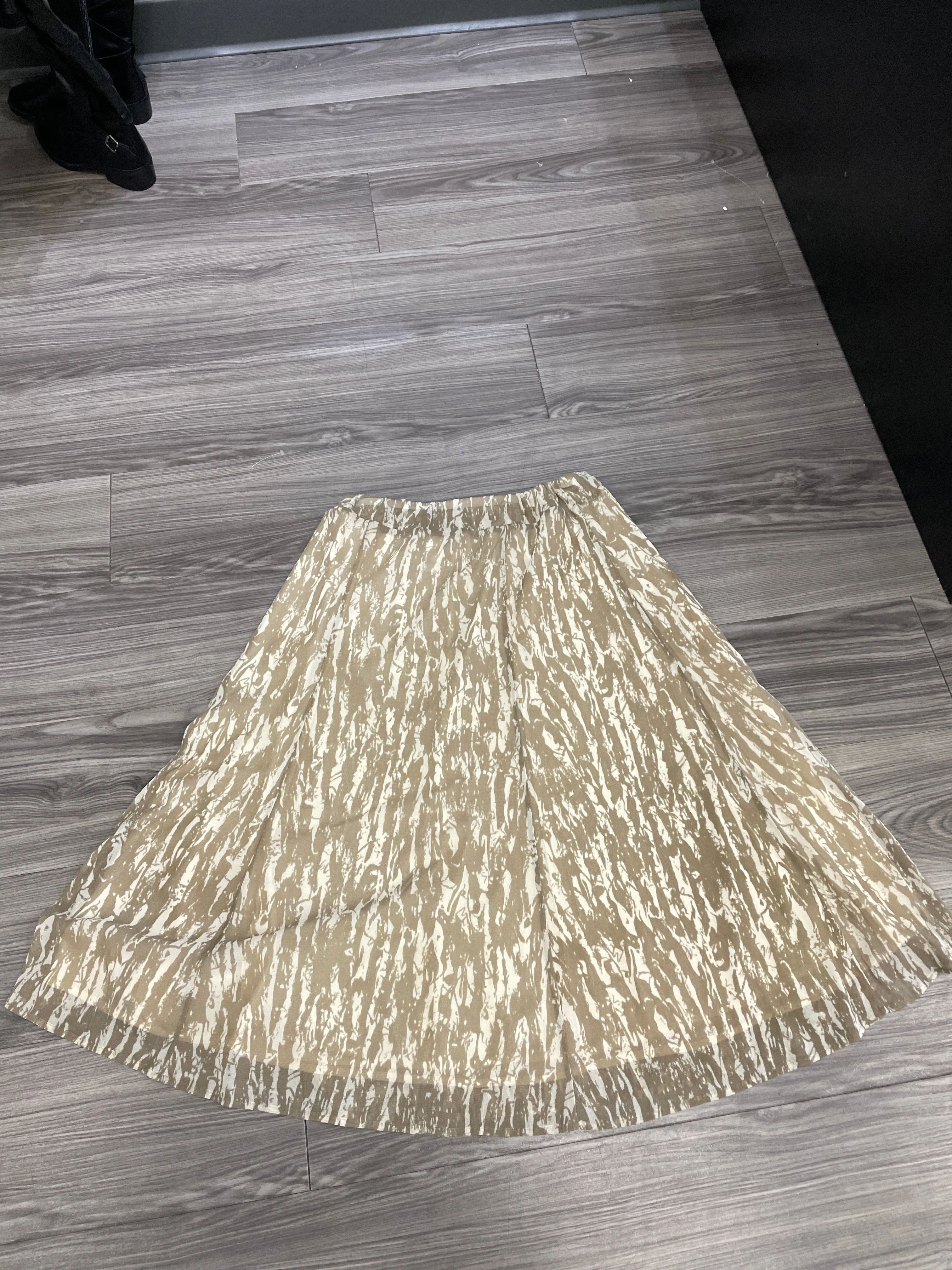 Skirt Midi By Clothes Mentor  Size: M